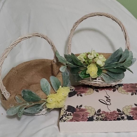 White, rustic baskets - Picture 2 of 5